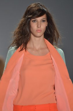 New york - 10 Eylül: model yürür pist jill stuart ilkbahar yaz 2012 koleksiyonu sunu sırasında mercedes-benz moda haftası 10 Eylül 2011 tarihinde new York'ta