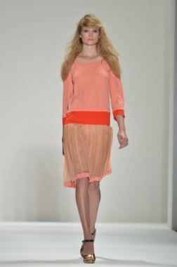 New york - 10 Eylül: model yürür pist jill stuart ilkbahar yaz 2012 koleksiyonu sunu sırasında mercedes-benz moda haftası 10 Eylül 2011 tarihinde new York'ta