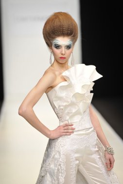Moskova - 22 Mart: bir model için sonbahar kış 2012 sunu sırasında 22 Mart 2012, Moskova, Rusya mbfw contrfashion pist yürür