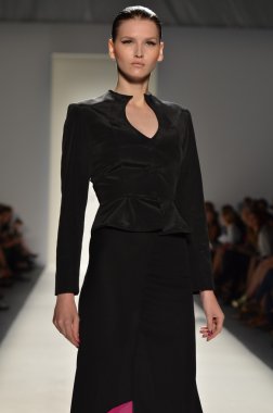 New york - 10 Eylül: model kabadayı ilkbahar yaz 2012 koleksiyonu sunu sırasında mercedes-benz moda haftası 10 Eylül 2011 tarihinde pist yürür
