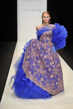 Moskova - 22 Mart: bir model için sonbahar kış 2012 sunu sırasında 22 Mart 2012, Moskova, Rusya mbfw contrfashion pist yürür