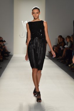 New york - 10 Eylül: model kabadayı ilkbahar yaz 2012 koleksiyonu sunu sırasında mercedes-benz moda haftası 10 Eylül 2011 tarihinde pist yürür