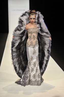 Moskova - 22 Mart: bir model için sonbahar kış 2012 sunu sırasında 22 Mart 2012, Moskova, Rusya mbfw contrfashion pist yürür