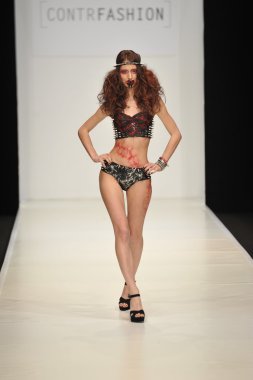Moskova - 22 Mart: bir model için sonbahar kış 2012 sunu sırasında 22 Mart 2012, Moskova, Rusya mbfw contrfashion pist yürür