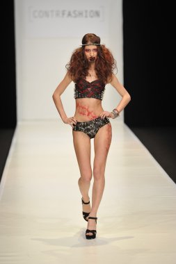 Moskova - 22 Mart: bir model için sonbahar kış 2012 sunu sırasında 22 Mart 2012, Moskova, Rusya mbfw contrfashion pist yürür
