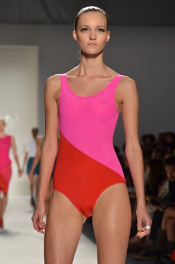 New york - 10 Eylül: model kabadayı ilkbahar yaz 2012 koleksiyonu sunu sırasında mercedes-benz moda haftası 10 Eylül 2011 tarihinde pist yürür