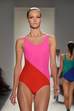 New york - 10 Eylül: model kabadayı ilkbahar yaz 2012 koleksiyonu sunu sırasında mercedes-benz moda haftası 10 Eylül 2011 tarihinde pist yürür