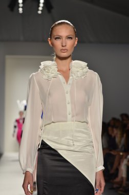 New york - 10 Eylül: model kabadayı ilkbahar yaz 2012 koleksiyonu sunu sırasında mercedes-benz moda haftası 10 Eylül 2011 tarihinde pist yürür