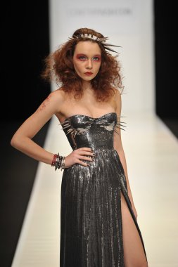 Moskova - 22 Mart: bir model için sonbahar kış 2012 sunu sırasında 22 Mart 2012, Moskova, Rusya mbfw contrfashion pist yürür