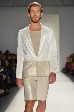 New york - 10 Eylül: jung wan ilkbahar yaz 2012 oğlu pist yürür model mercedes-benz moda haftası 10 Eylül 2011 NY koleksiyon sunumu