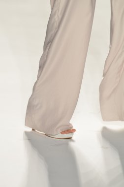 New york - 10 Eylül: jung wan ilkbahar yaz 2012 oğlu pist yürür model 10 Eylül 2012 mercedes-benz moda haftası sırasında toplama sunusu