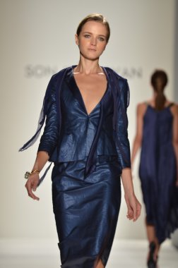 New york - 10 Eylül: jung wan ilkbahar yaz 2012 oğlu pist yürür model 10 Eylül 2012 mercedes-benz moda haftası sırasında toplama sunusu