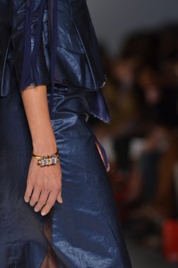 New york - 10 Eylül: jung wan ilkbahar yaz 2012 oğlu pist yürür model 10 Eylül 2012 mercedes-benz moda haftası sırasında toplama sunusu