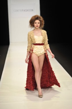 Moskova - 22 Mart: bir model için sonbahar kış 2012 sunu sırasında 22 Mart 2012, Moskova, Rusya mbfw contrfashion pist yürür