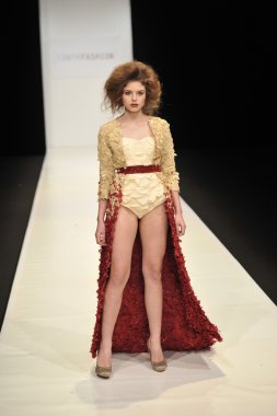 Moskova - 22 Mart: bir model için sonbahar kış 2012 sunu sırasında 22 Mart 2012, Moskova, Rusya mbfw contrfashion pist yürür
