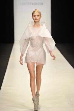 Moskova - 22 Mart: bir model için sonbahar kış 2012 sunu sırasında 22 Mart 2012, Moskova, Rusya mbfw contrfashion pist yürür