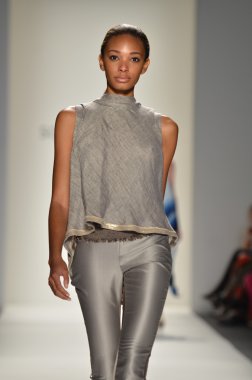 New york - 10 Eylül: jung wan ilkbahar yaz 2012 oğlu pist yürür model 10 Eylül 2012 mercedes-benz moda haftası sırasında toplama sunusu