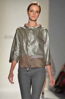 New york - 10 Eylül: jung wan ilkbahar yaz 2012 oğlu pist yürür model 10 Eylül 2012 mercedes-benz moda haftası sırasında toplama sunusu