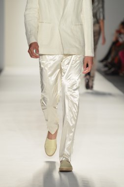 New york - 10 Eylül: jung wan ilkbahar yaz 2012 oğlu pist yürür model 10 Eylül 2012 mercedes-benz moda haftası sırasında toplama sunusu