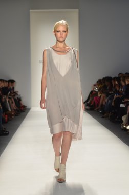 New york - 10 Eylül: jung wan ilkbahar yaz 2012 oğlu pist yürür model 10 Eylül 2012 mercedes-benz moda haftası sırasında toplama sunusu