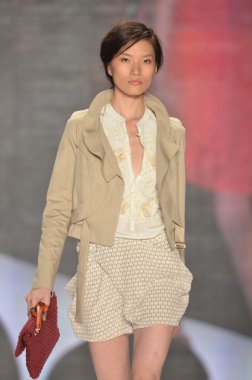 New york - 10 Eylül: model vivienne tam ilkbahar yaz 2012 koleksiyonu sunu sırasında mercedes-benz moda haftası 10 Eylül 2011 tarihinde pist yürür