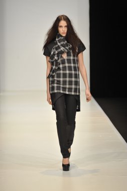 Moskova - 21 Mart: dasha gauser sonbahar kış 2012 sunu sırasında mbfw 21 Mart 2012, Moskova, Rusya Federasyonu için pist model yürür