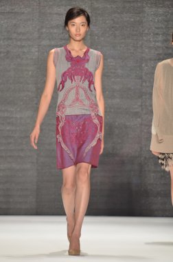 New york - 10 Eylül: model vivienne tam ilkbahar yaz 2012 koleksiyonu sunu sırasında mercedes-benz moda haftası 10 Eylül 2011 tarihinde pist yürür