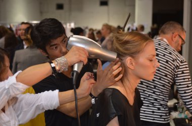 New york, ny - 11 Eylül: backstage at hazırlanıyor bir model new York'ta 11 Eylül 2011 tarihinde mercedes-benz moda haftası sırasında edun bahar 2012 moda göstermek