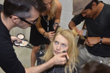 New york, ny - 11 Eylül: backstage at hazırlanıyor bir model new York'ta 11 Eylül 2011 tarihinde mercedes-benz moda haftası sırasında edun bahar 2012 moda göstermek