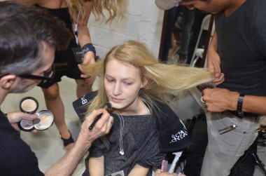 New york, ny - 11 Eylül: backstage at hazırlanıyor bir model new York'ta 11 Eylül 2011 tarihinde mercedes-benz moda haftası sırasında edun bahar 2012 moda göstermek