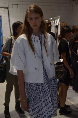 New york, ny - 11 Eylül: backstage at hazırlanıyor bir model new York'ta 11 Eylül 2011 tarihinde mercedes-benz moda haftası sırasında edun bahar 2012 moda göstermek
