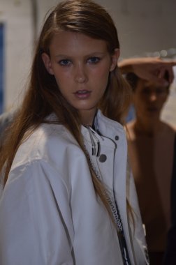 New york, ny - 11 Eylül: backstage at hazırlanıyor bir model new York'ta 11 Eylül 2011 tarihinde mercedes-benz moda haftası sırasında edun bahar 2012 moda göstermek