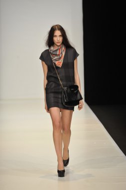 Moskova - 21 Mart: dasha gauser sonbahar kış 2012 sunu sırasında mbfw 21 Mart 2012, Moskova, Rusya Federasyonu için pist model yürür