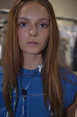 New york, ny - 11 Eylül: backstage at hazırlanıyor bir model new York'ta 11 Eylül 2011 tarihinde mercedes-benz moda haftası sırasında edun bahar 2012 moda göstermek