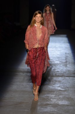 New york, ny - 11 Eylül: bir model edun bahar 2012 fashion show mercedes-benz Moda Haftası 11 Eylül 2011 tarihinde new york city'de pist yürür