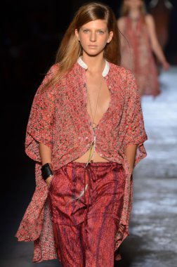 New york, ny - 11 Eylül: bir model edun bahar 2012 fashion show mercedes-benz Moda Haftası 11 Eylül 2011 tarihinde new york city'de pist yürür