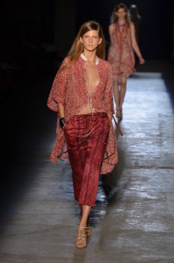 New york, ny - 11 Eylül: bir model edun bahar 2012 fashion show mercedes-benz Moda Haftası 11 Eylül 2011 tarihinde new york city'de pist yürür