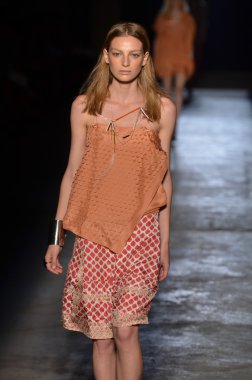 New york, ny - 11 Eylül: bir model edun bahar 2012 fashion show mercedes-benz Moda Haftası 11 Eylül 2011 tarihinde new york city'de pist yürür