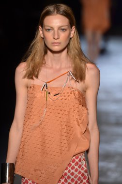 New york, ny - 11 Eylül: bir model edun bahar 2012 fashion show mercedes-benz Moda Haftası 11 Eylül 2011 tarihinde new york city'de pist yürür