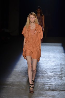 New york, ny - 11 Eylül: bir model edun bahar 2012 fashion show mercedes-benz Moda Haftası 11 Eylül 2011 tarihinde new york city'de pist yürür