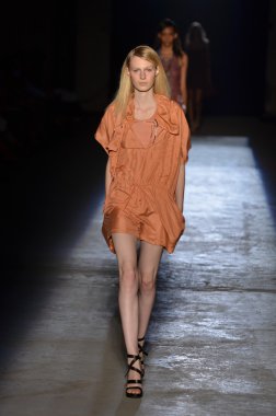 New york, ny - 11 Eylül: bir model edun bahar 2012 fashion show mercedes-benz Moda Haftası 11 Eylül 2011 tarihinde new york city'de pist yürür