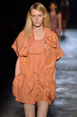 New york, ny - 11 Eylül: bir model edun bahar 2012 fashion show mercedes-benz Moda Haftası 11 Eylül 2011 tarihinde new york city'de pist yürür