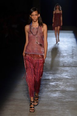 New york, ny - 11 Eylül: bir model edun bahar 2012 fashion show mercedes-benz Moda Haftası 11 Eylül 2011 tarihinde new york city'de pist yürür