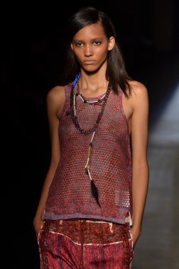 New york, ny - 11 Eylül: bir model edun bahar 2012 fashion show mercedes-benz Moda Haftası 11 Eylül 2011 tarihinde new york city'de pist yürür