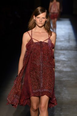 New york, ny - 11 Eylül: bir model edun bahar 2012 fashion show mercedes-benz Moda Haftası 11 Eylül 2011 tarihinde new york city'de pist yürür