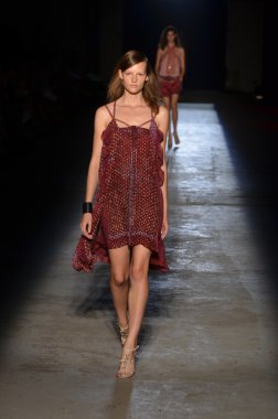 New york, ny - 11 Eylül: bir model edun bahar 2012 fashion show mercedes-benz Moda Haftası 11 Eylül 2011 tarihinde new york city'de pist yürür