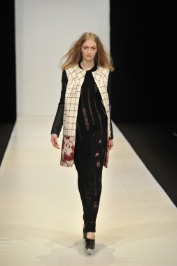 Moskova - 21 Mart: dasha gauser sonbahar kış 2012 sunu sırasında mbfw 21 Mart 2012, Moskova, Rusya Federasyonu için pist model yürür
