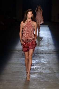 New york, ny - 11 Eylül: bir model edun bahar 2012 fashion show mercedes-benz Moda Haftası 11 Eylül 2011 tarihinde new york city'de pist yürür