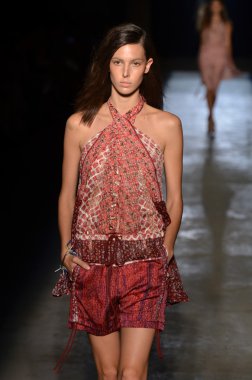 New york, ny - 11 Eylül: bir model edun bahar 2012 fashion show mercedes-benz Moda Haftası 11 Eylül 2011 tarihinde new york city'de pist yürür