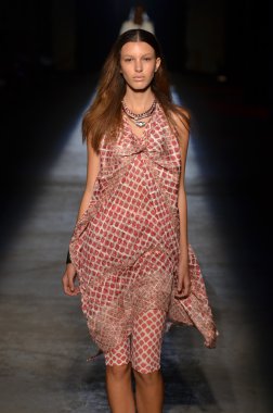 New york, ny - 11 Eylül: bir model edun bahar 2012 fashion show mercedes-benz Moda Haftası 11 Eylül 2011 tarihinde new york city'de pist yürür